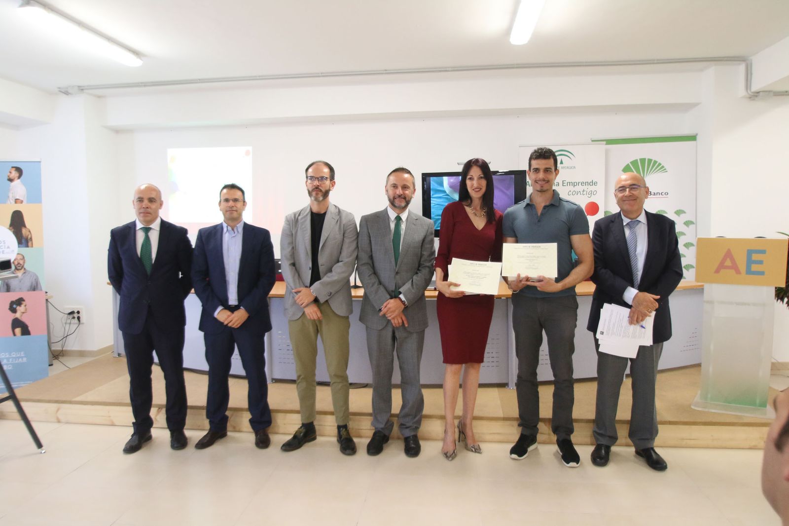 María Caparrós y Javier Morillas, entre el delegado de Economía y el director provincial de Andalucía Emprende.
