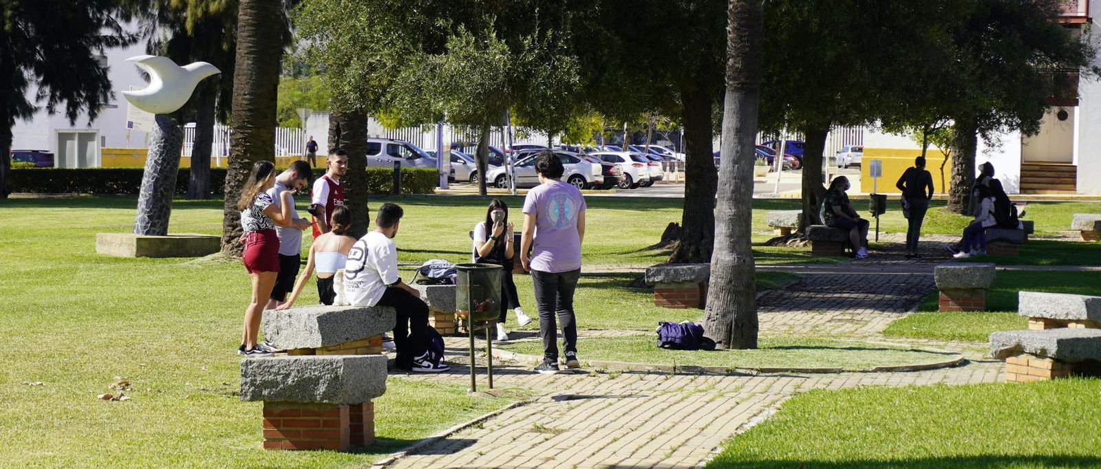 Alumnos de la Universidad de Huelva en el Campus del Carmen.