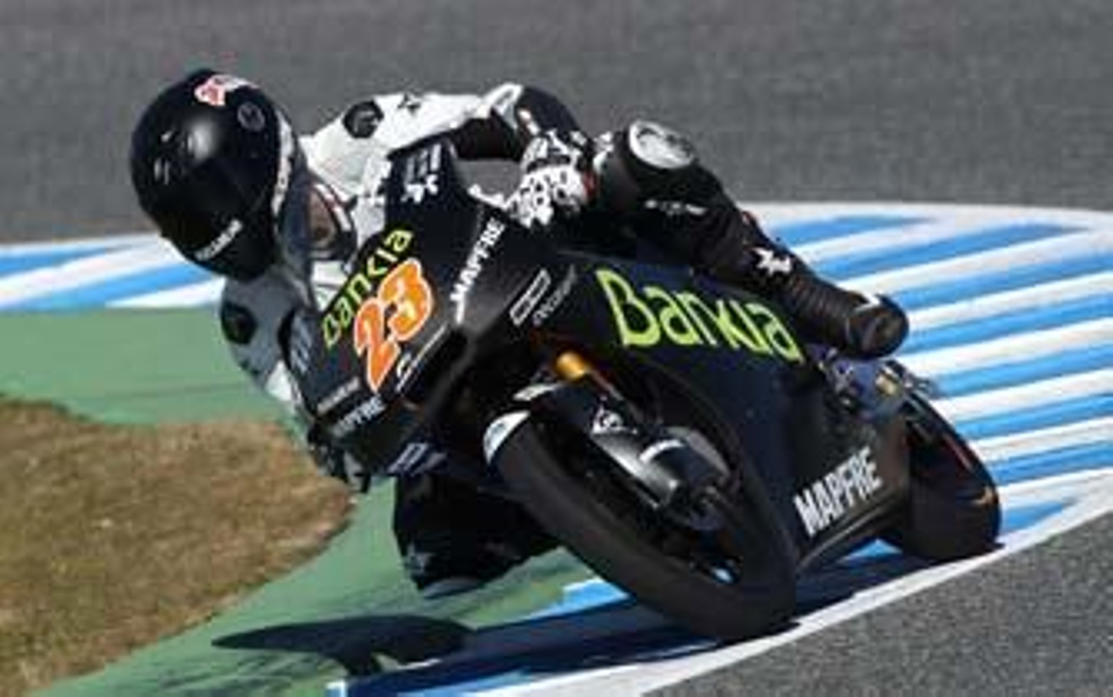 Alberto Moncayo, trazando una curva del Circuito de Jerez durante los entrenamientos de ayer.
