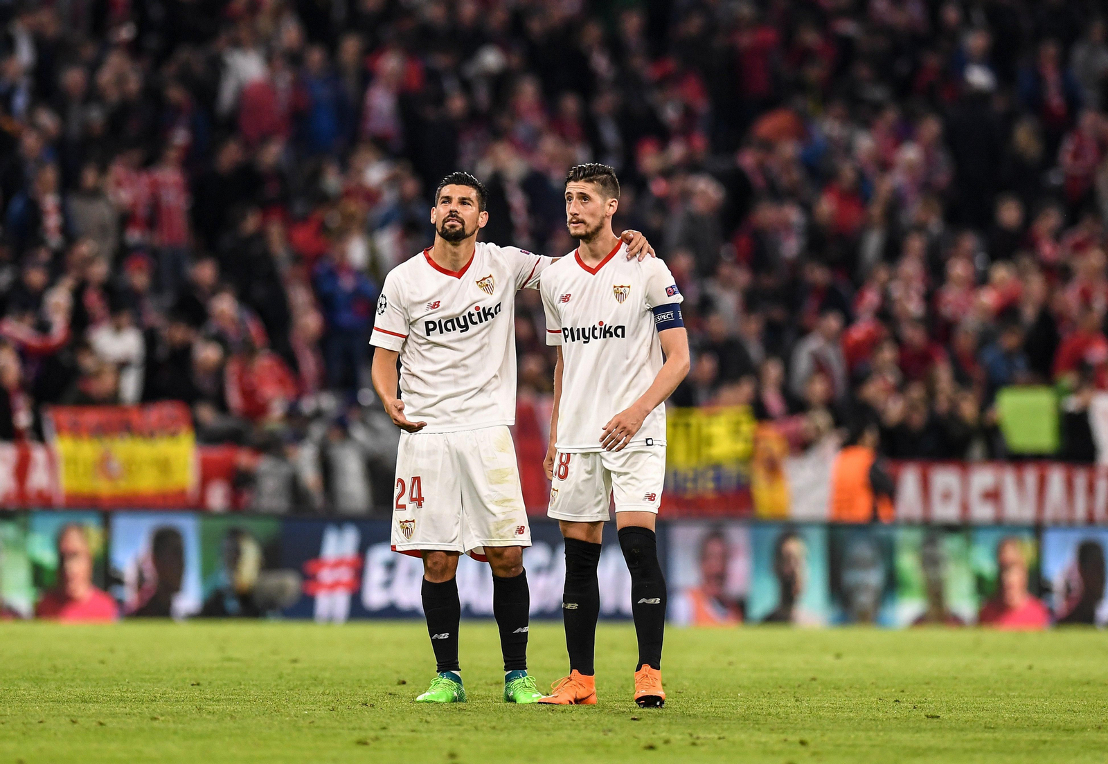 Sergio Escudero, capitán ayer del Sevilla, junto a Nolito al acabar el partido en el Allianz Arena.
