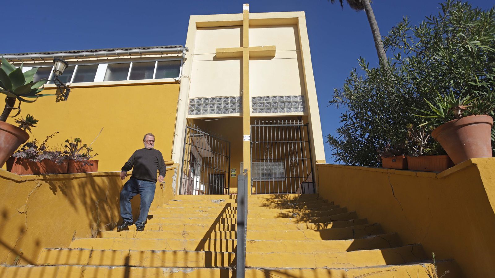 Paco Castillo desciende por los escalones hundidos de San Miguel.