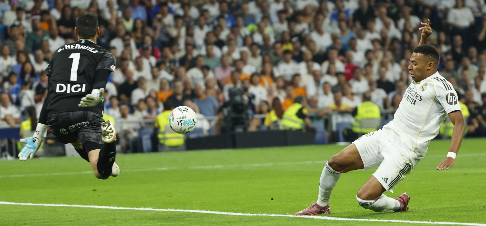 Mbappé intenta un remate ante Sergio Herrera.