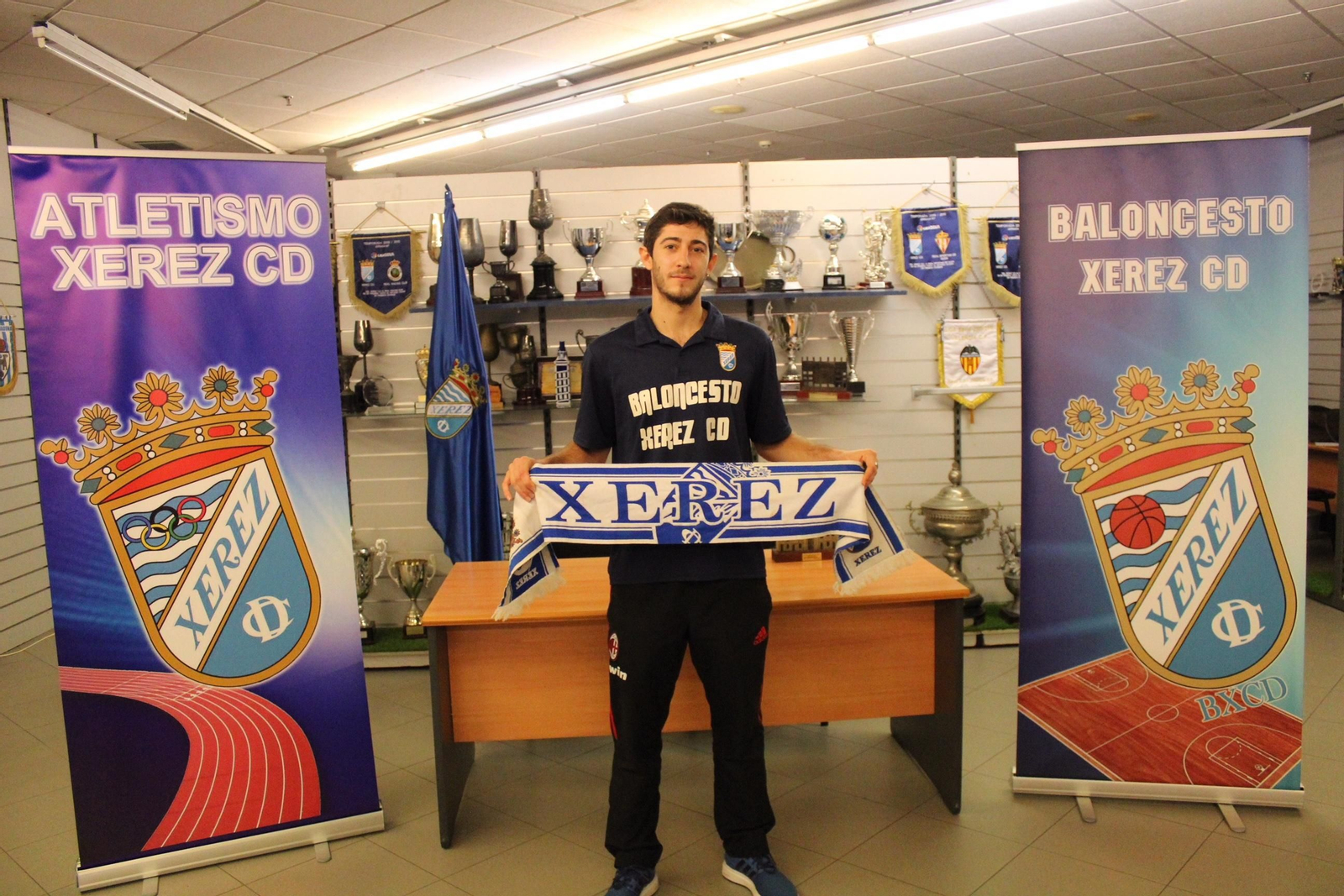 Rafael Reguera posa con la bufanda del Xerez CD en la sede de Afición Xerecista.