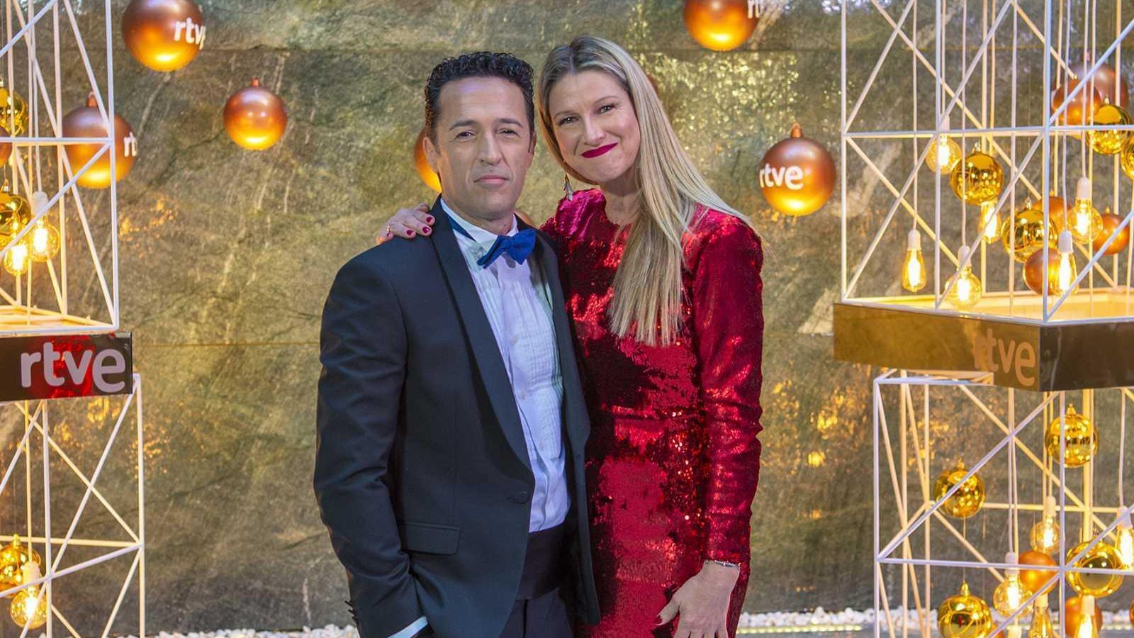 Anne Igartiburu y Jacob Petrus, presentadores de las Campanadas en TVE.