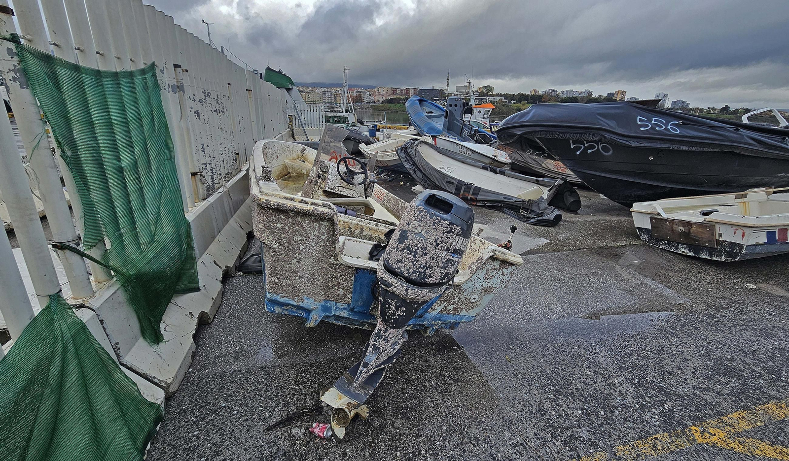 Fotos del hacinamiento de narcoembarcaciones requisadas en el Puerto de Algeciras