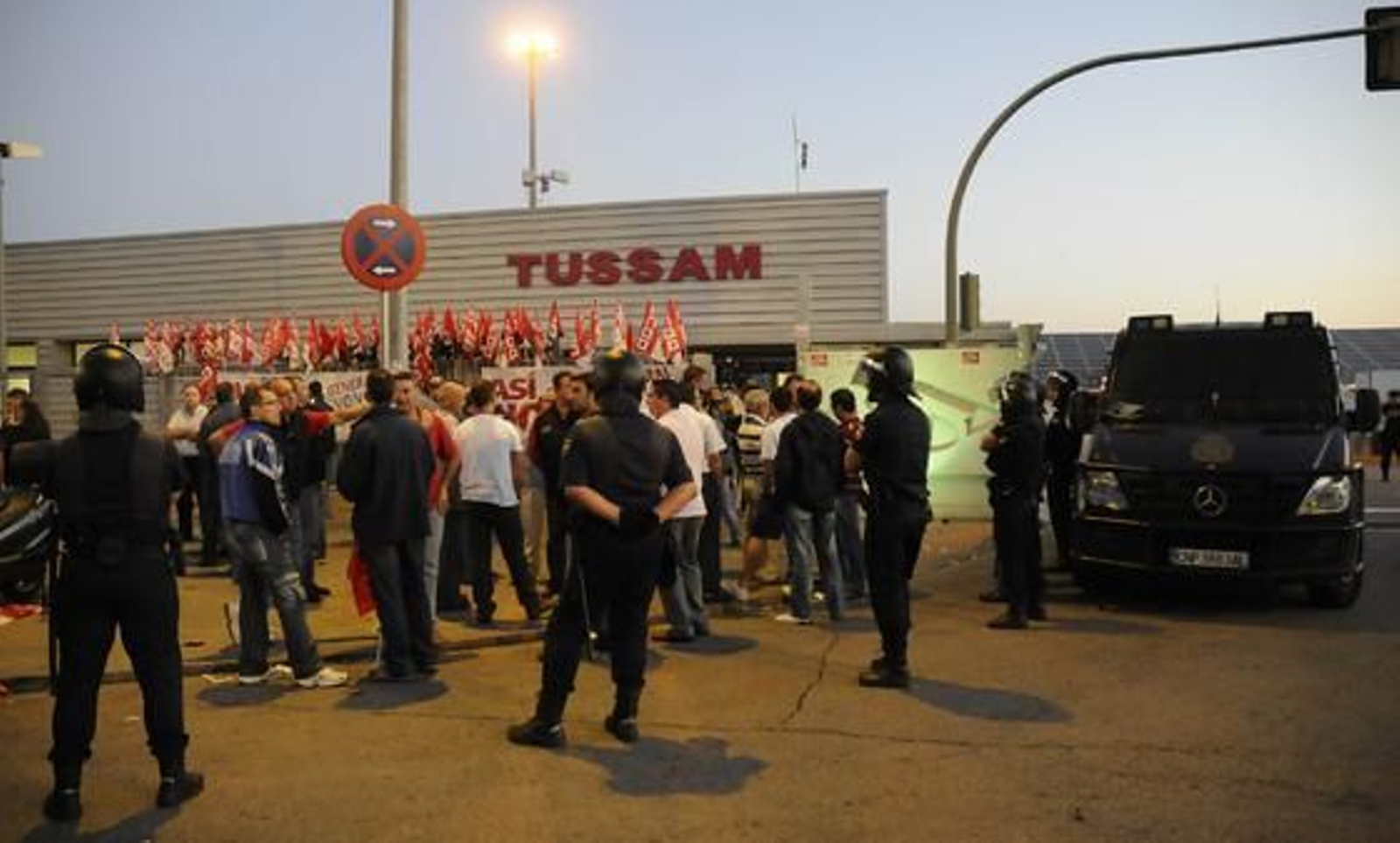 Piquetes informativos de UGT y CCOO gritan a los conductores de autobuses urbanos de Sevilla que salen de las cocheras de Tussam. 

Foto: Juan Carlos Vázquez