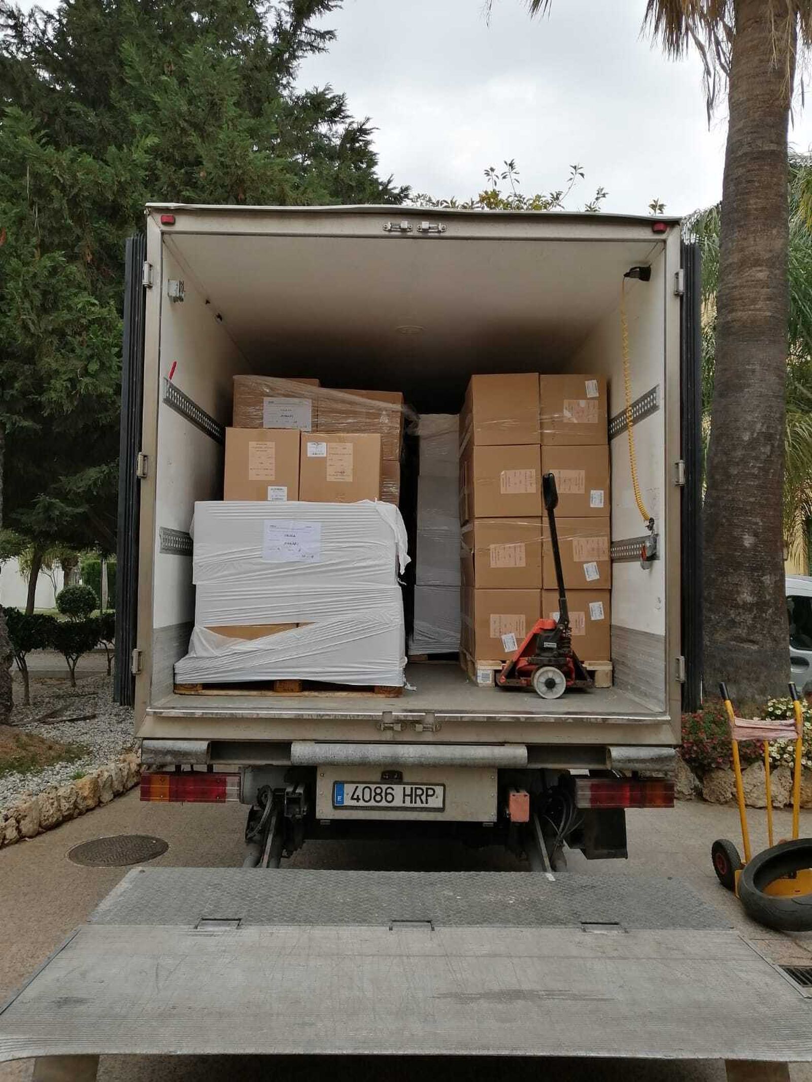 Camión de reparto con cajas de mascarillas.