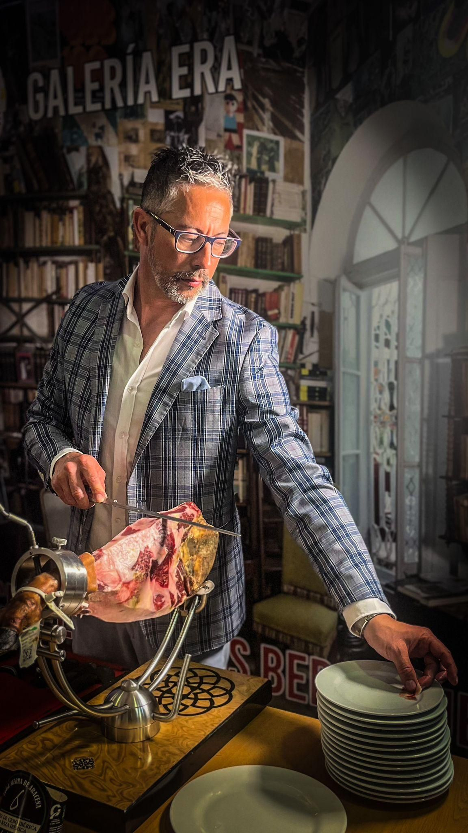 Antonio González, en pleno corte de jamón en la Galería ERA de San Fernando. Antonio González, en pleno corte de jamón en la Galería ERA de San Fernando.