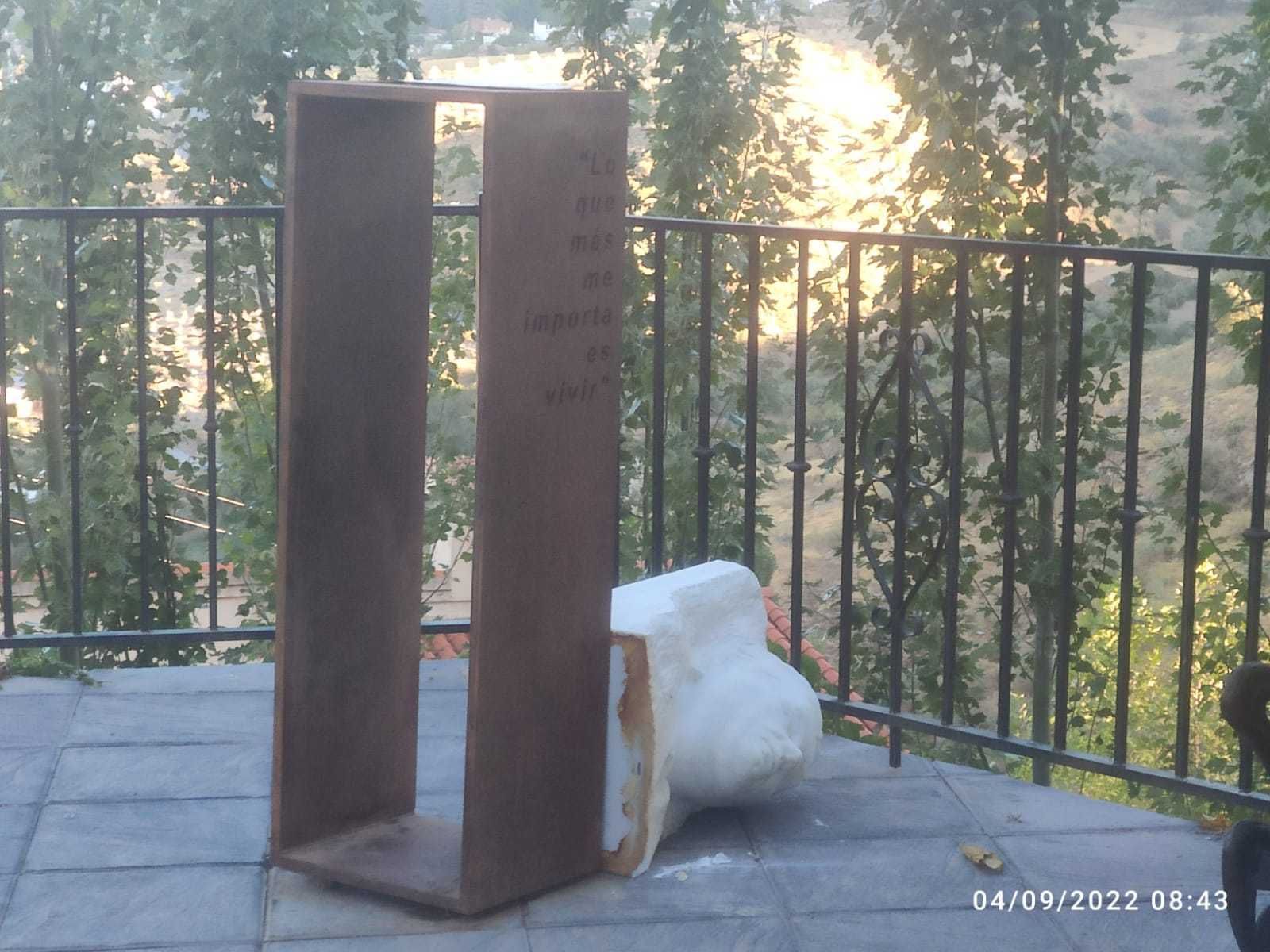 Imagen del busto vandalizado.