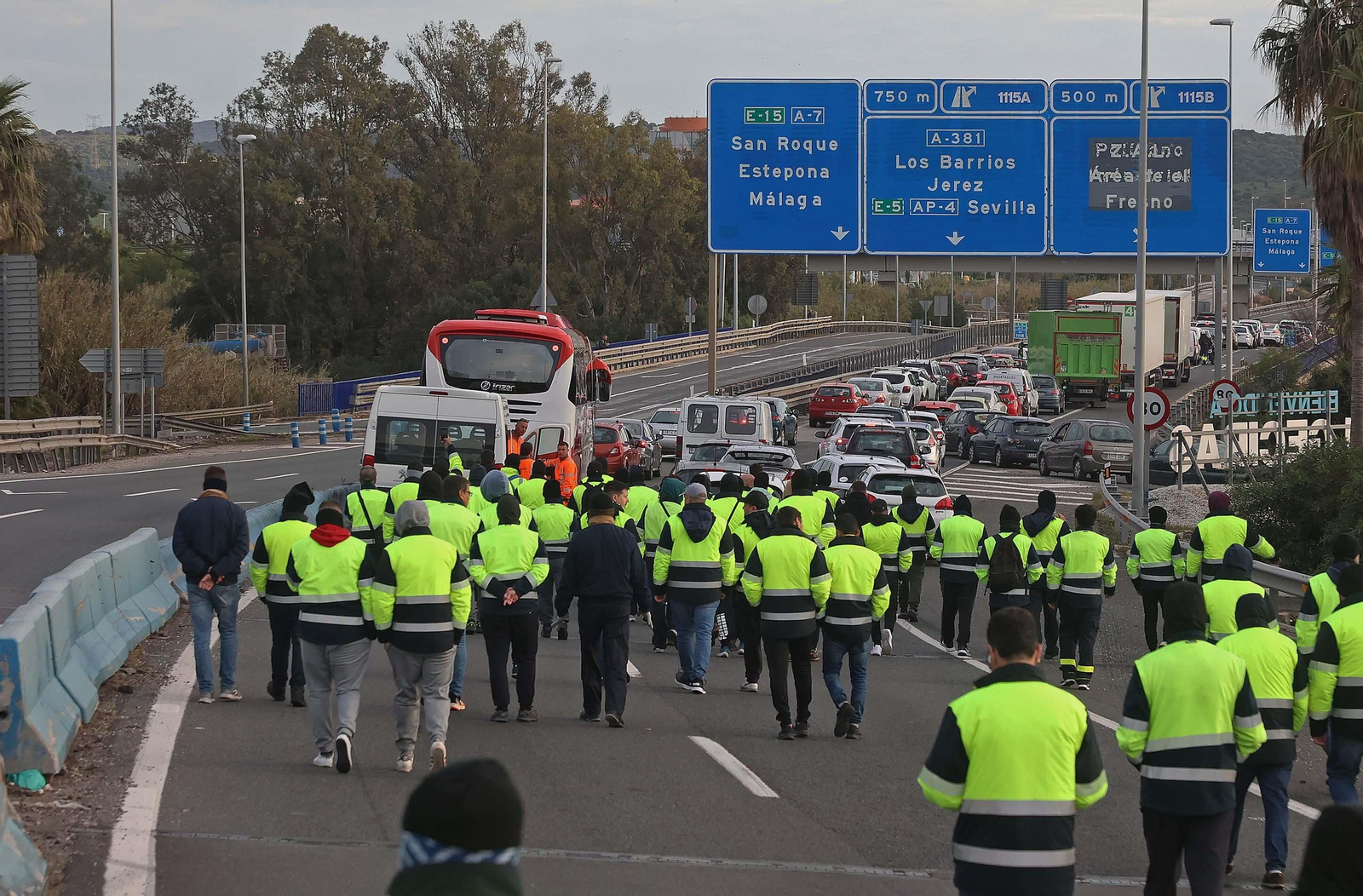 El nuevo corte de la A7 por los huelguistas de Acerinox, en imágenes