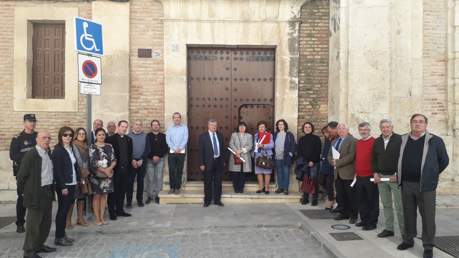 Foto de familia en las puertas del palacio.