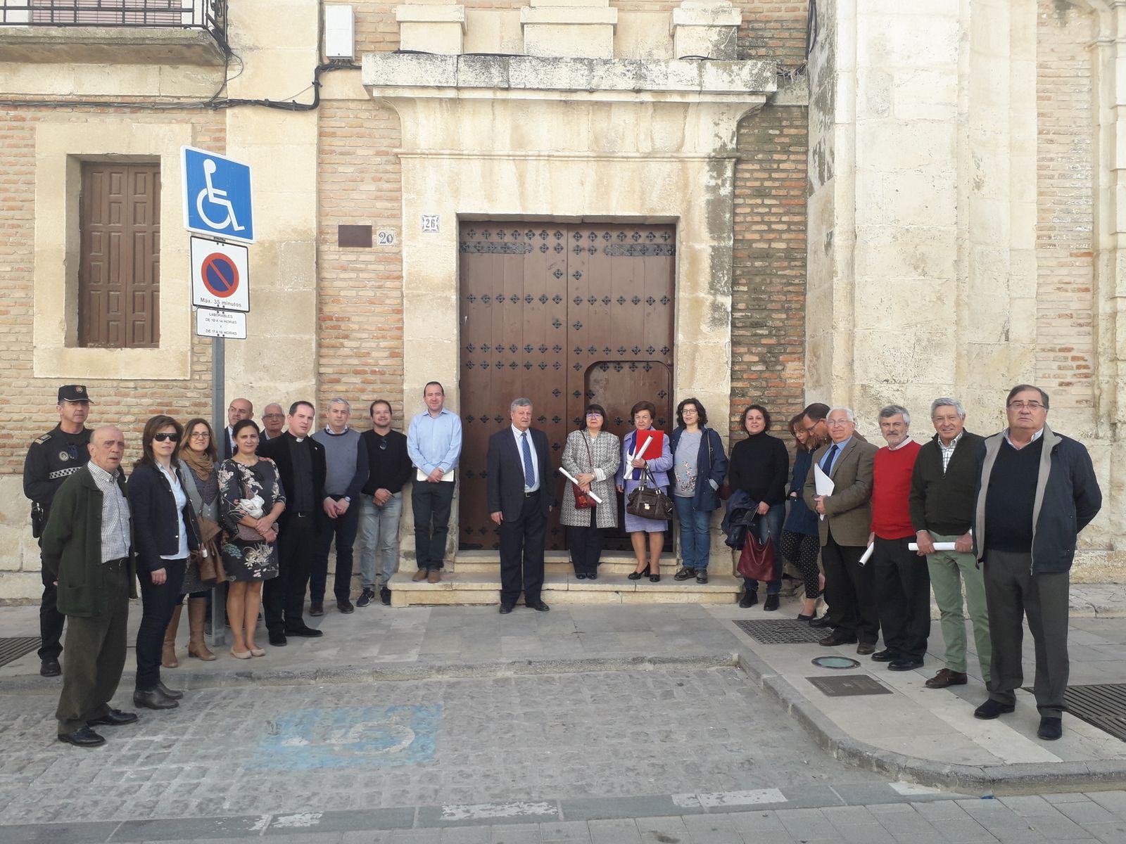 Foto de familia en las puertas del palacio.