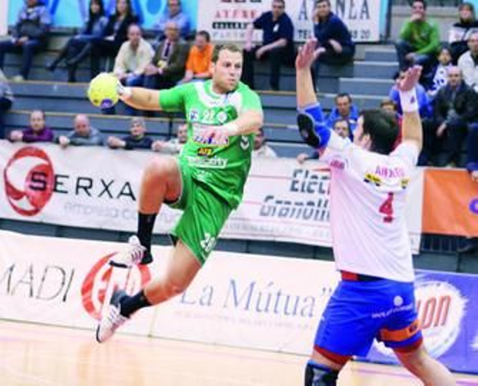 Chelu Cid se dispone a disparar a puerta ante la oposición de Andreu, ayer.