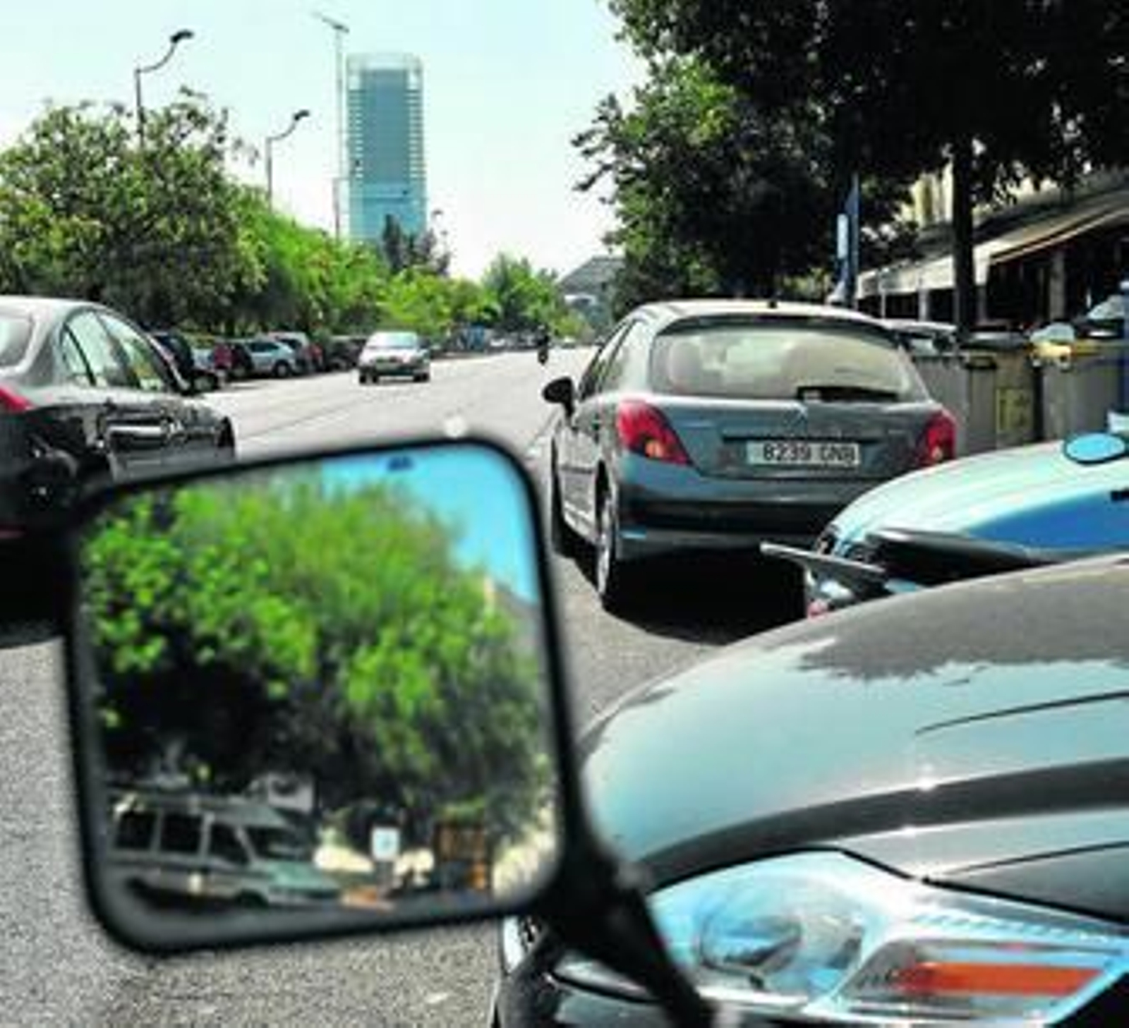 Circulación y estacionamiento de vehículos en las inmediaciones de la Torre Pelli.