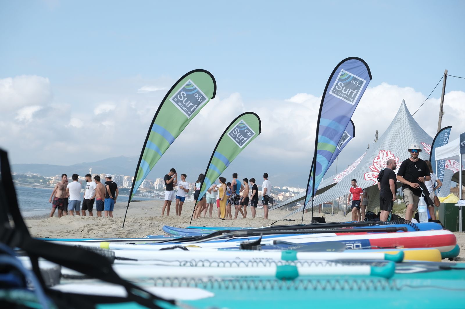Jóvenes disfrutan en Los Barrios en el  EDP Surf for Tomorrow