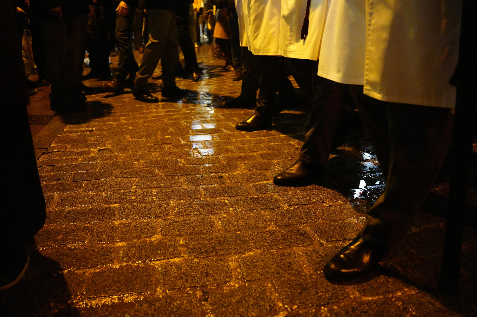 Lunes Santo en Lucena: La Pasión regresa a su templo a causa de la lluvia, en imágenes