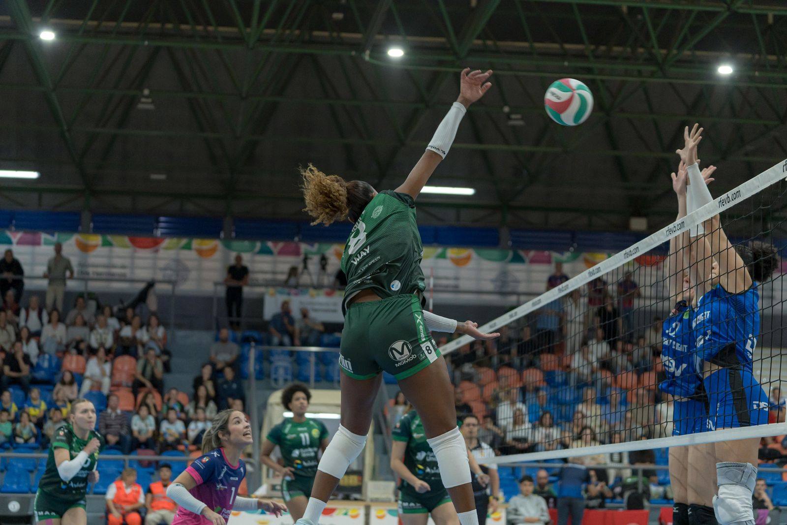 Maguilaura Frías, en un espectacular estado de forma, remata un balón en la red.