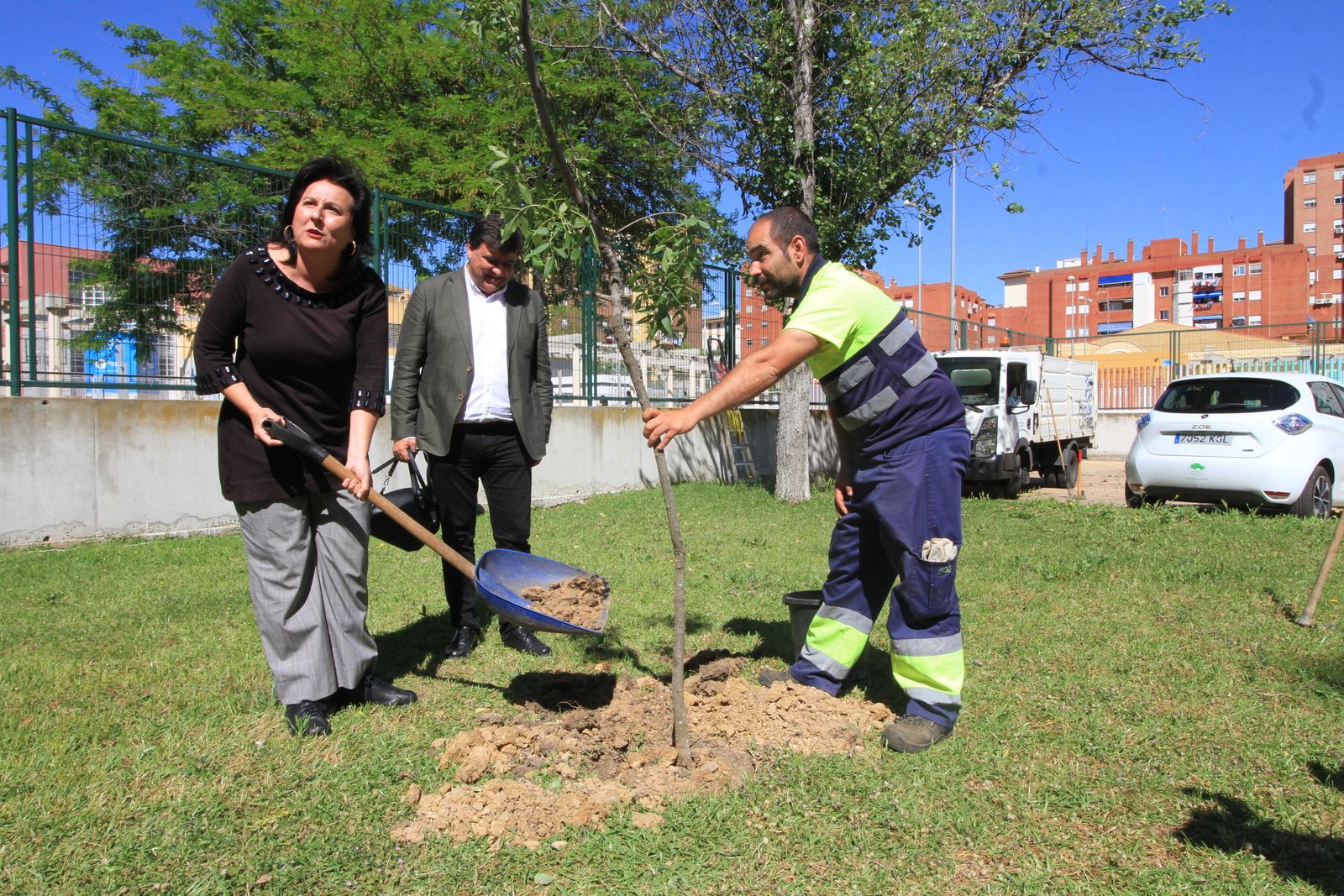 Imágenes de la plantación de árboles llevada a cabo en el colegio Los Rosales, con motivo del incendio del año pasado