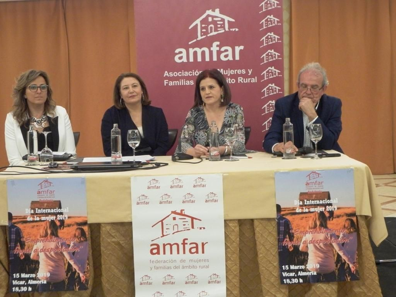 Las representantes de Amfar, la consejera de Agricultura y el alcalde de Vícar. Las representantes de Amfar, la consejera de Agricultura y el alcalde de Vícar.