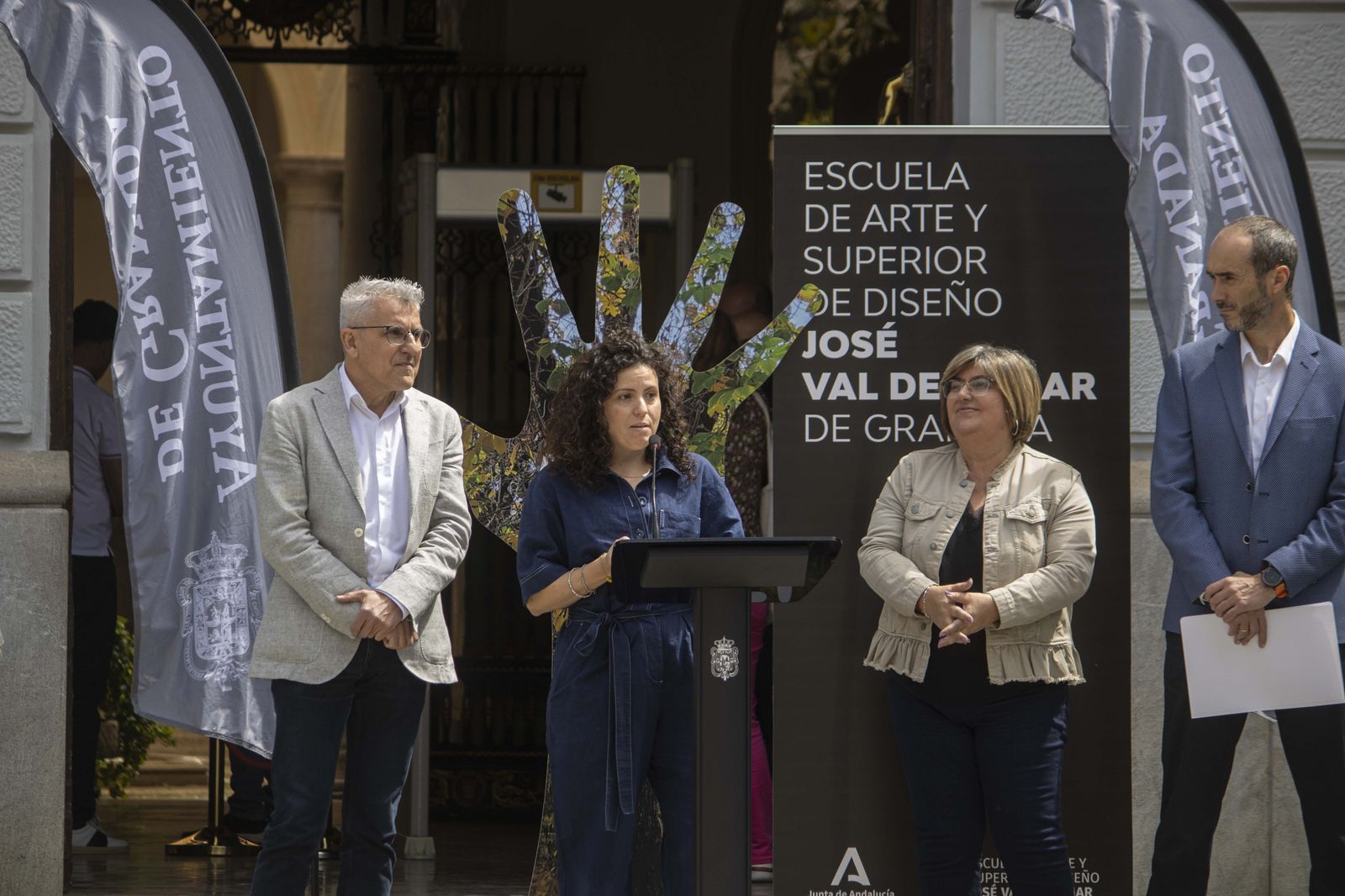 Día Internacional del Reciclaje con un desfile de moda reciclada, en imágenes