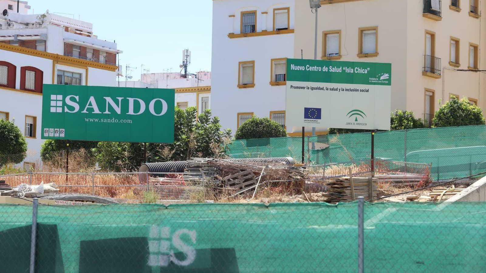 Cartel con el nombre de Sando, la empresa adjudicataria.