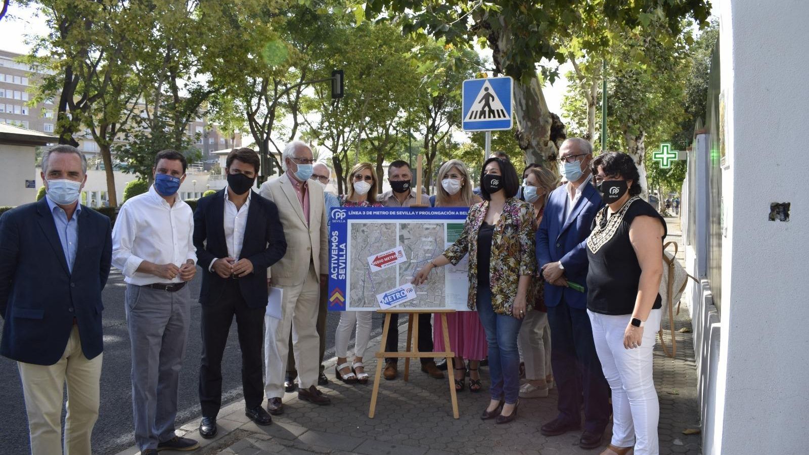 Los dirigentes populares durante el acto sobre la futura Línea 3 del Metro celebrado en Sevilla.