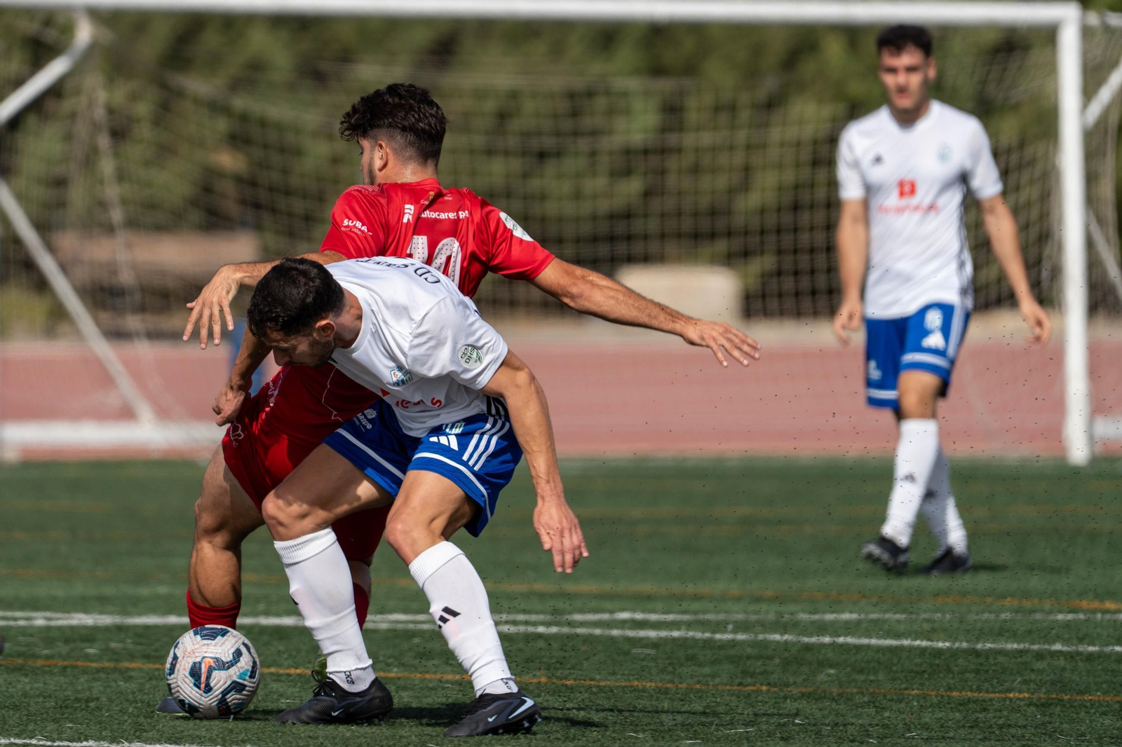 Un jugador del Santa Fe peleando por la posesión del balón.