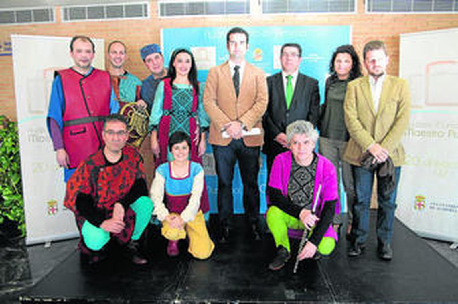 Ramón Fernández-Pacheco con Antonio García, José Vélez y el elenco de artistas de la opera.