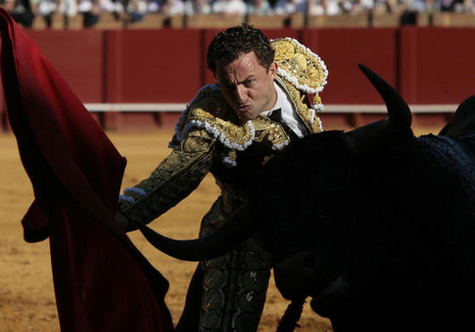 El diestro Rafaelillo en plena faena con el segundo Miura de la tarde.

Foto: Juan Carlos Muñoz