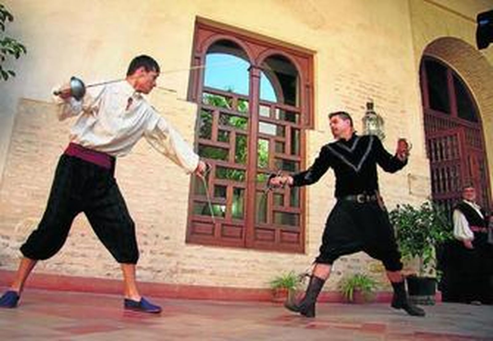 Dos actores interpretan un pasaje de la obra en el Palacio de los Marqueses de La Algaba.