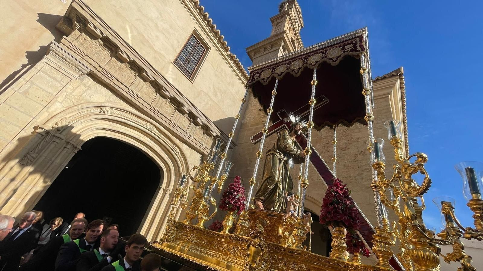 El Nazareno de la Sangre procesión con su antiguo palio púrpura. El Nazareno de la Sangre procesión con su antiguo palio púrpura.