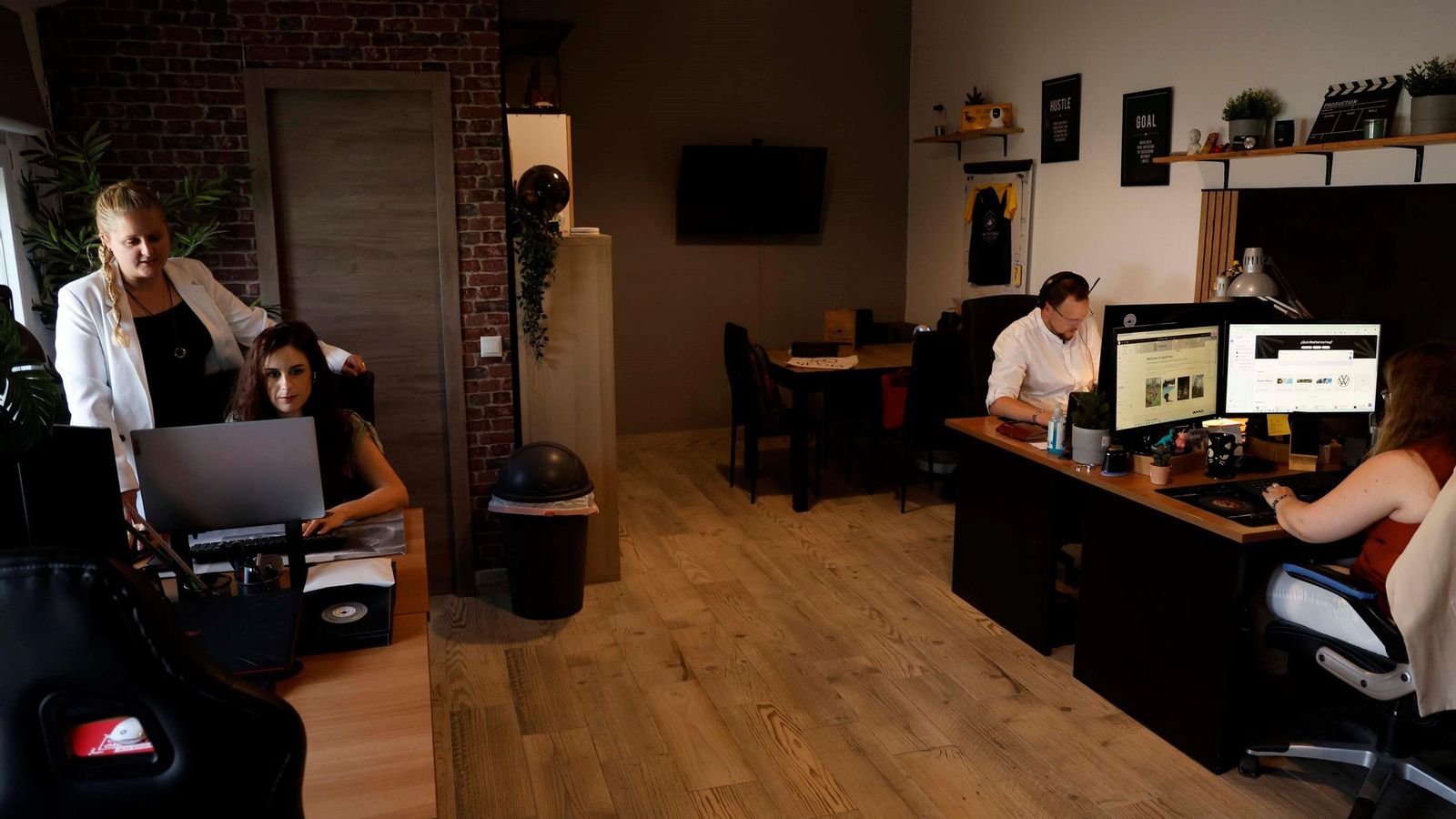 El equipo de Gibraldrone, trabajando en su oficina de San Roque