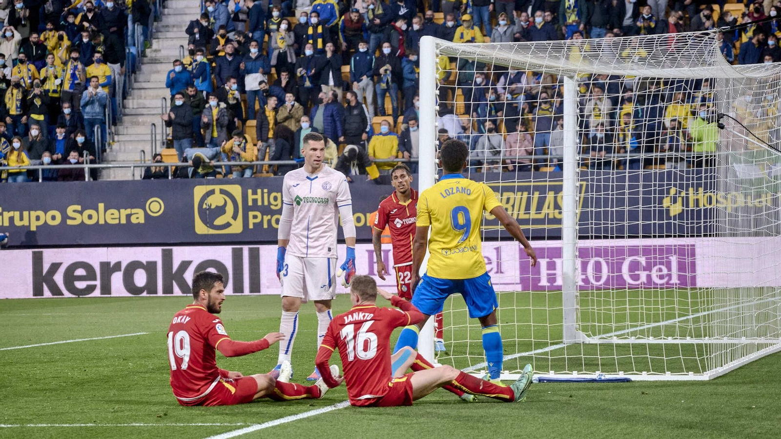 Partido de fútbol entre el Cádiz CF y el Getafe CF.