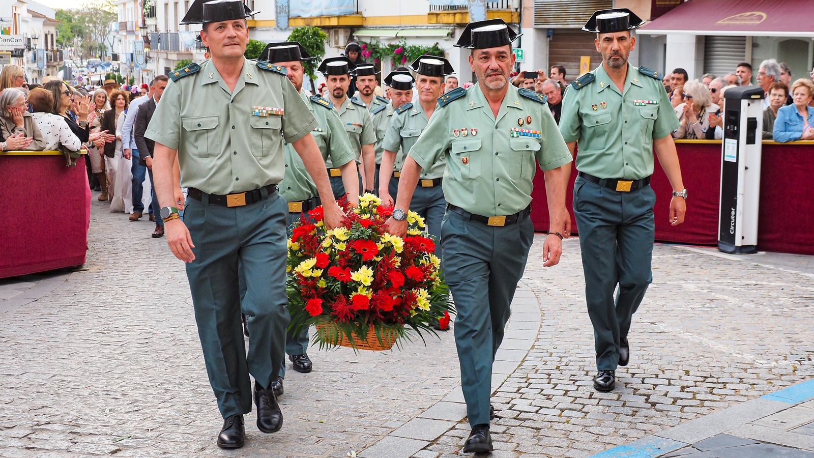 La Guardia Civil durante la ofrenda floral, este viernes en Lepe.