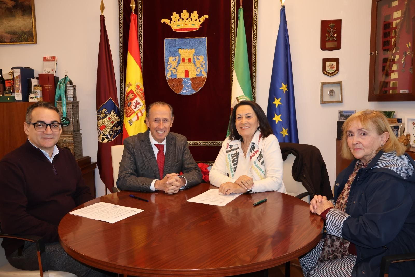 José María Román y Mónica Ballesteros firman un convenio de colaboración para la protección de la tercera edad. José María Román y Mónica Ballesteros firman un convenio de colaboración para la protección de la tercera edad.