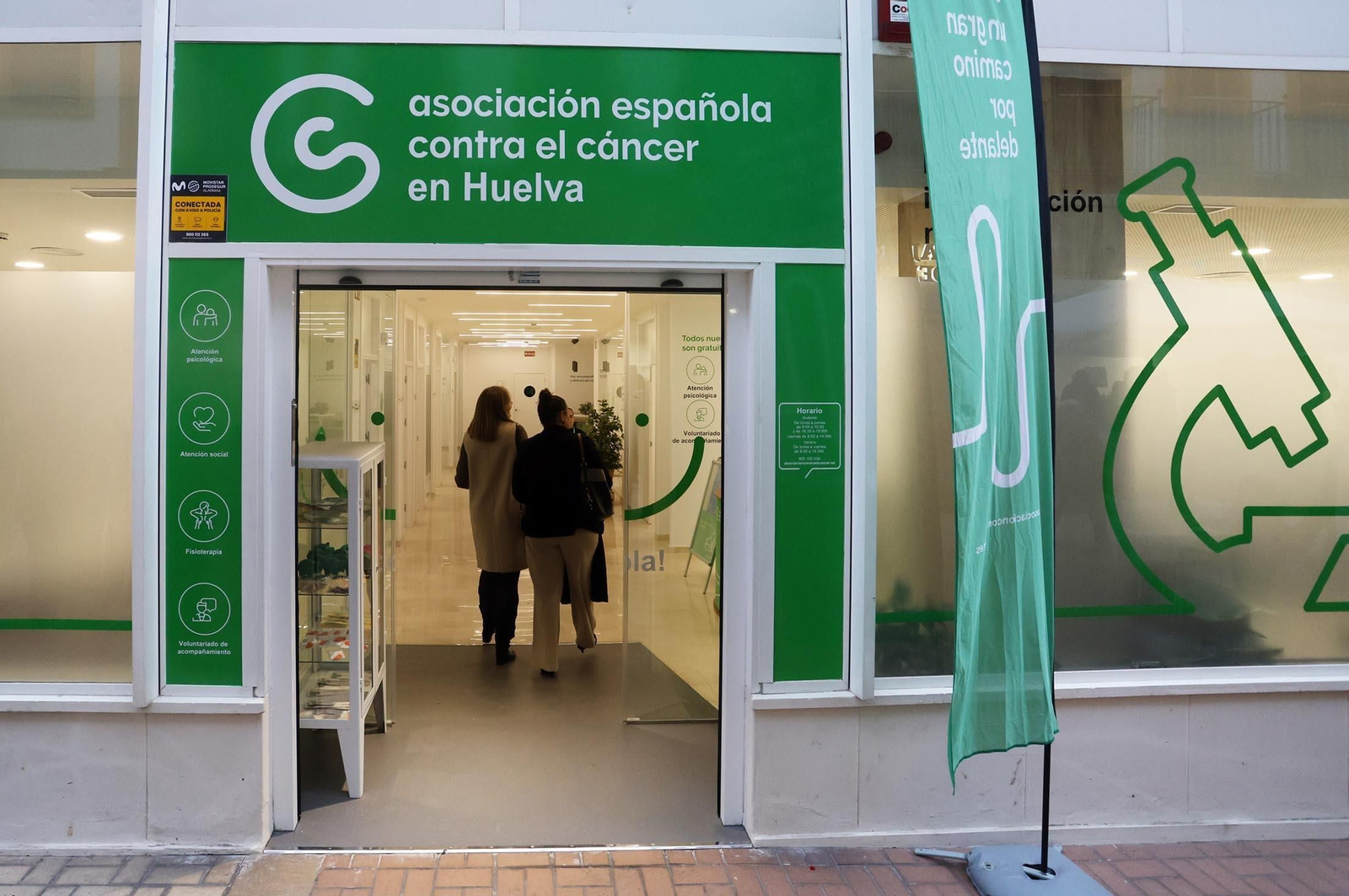 Imágenes de la inauguración de la nueva sede de la "Asociación Española Contra el Cáncer" en Huelva