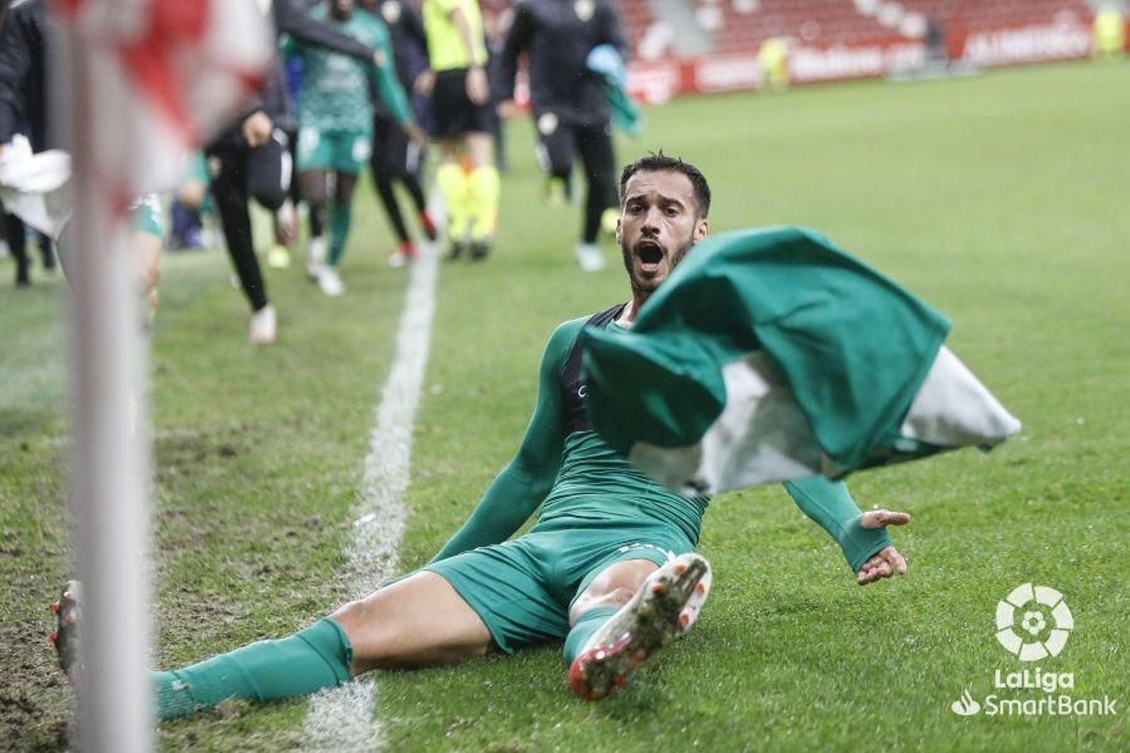 Curro Sánchez, que entró por Puigmal, lucha un balón aéreo