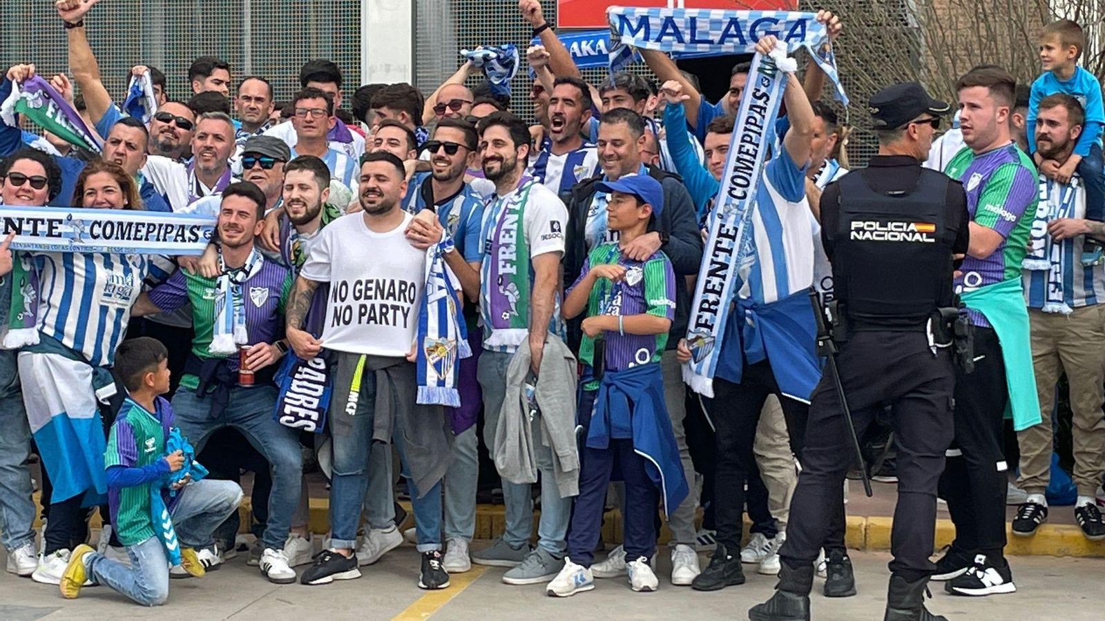 Entre los aficionados en el Nuevo Mirador, el autor de la camiseta. Entre los aficionados en el Nuevo Mirador, el autor de la camiseta.
