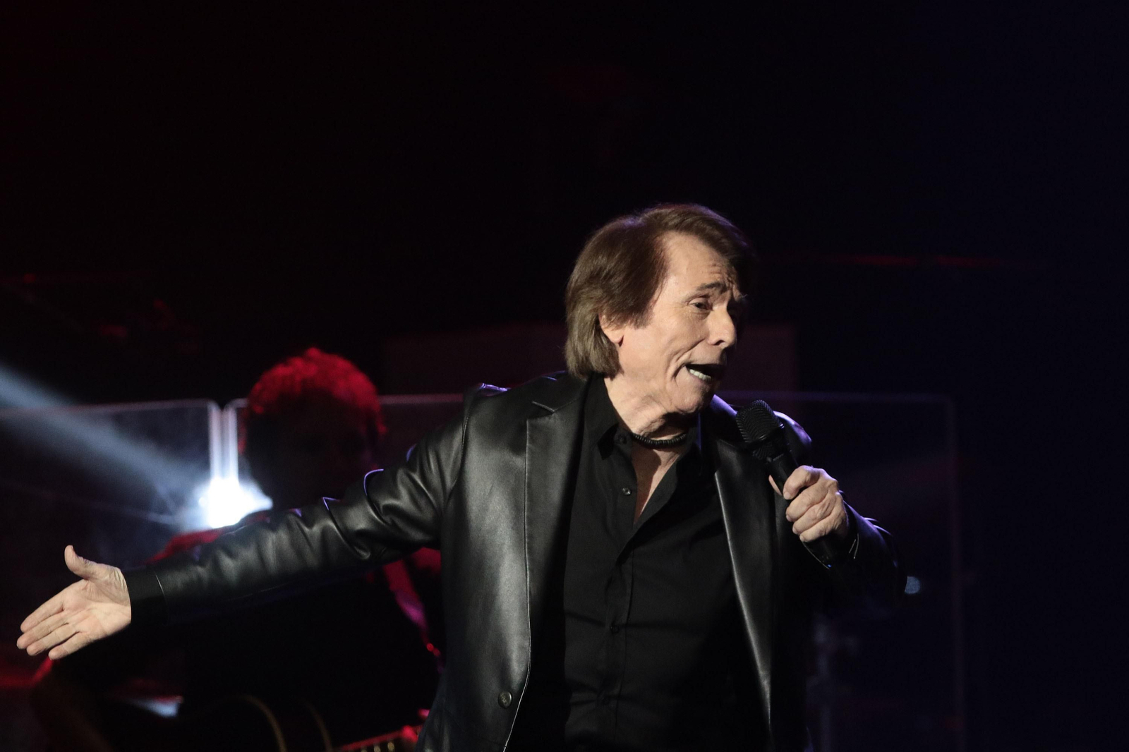 Raphael desborda el Teatro Villamarta con 'Loco por cantar'