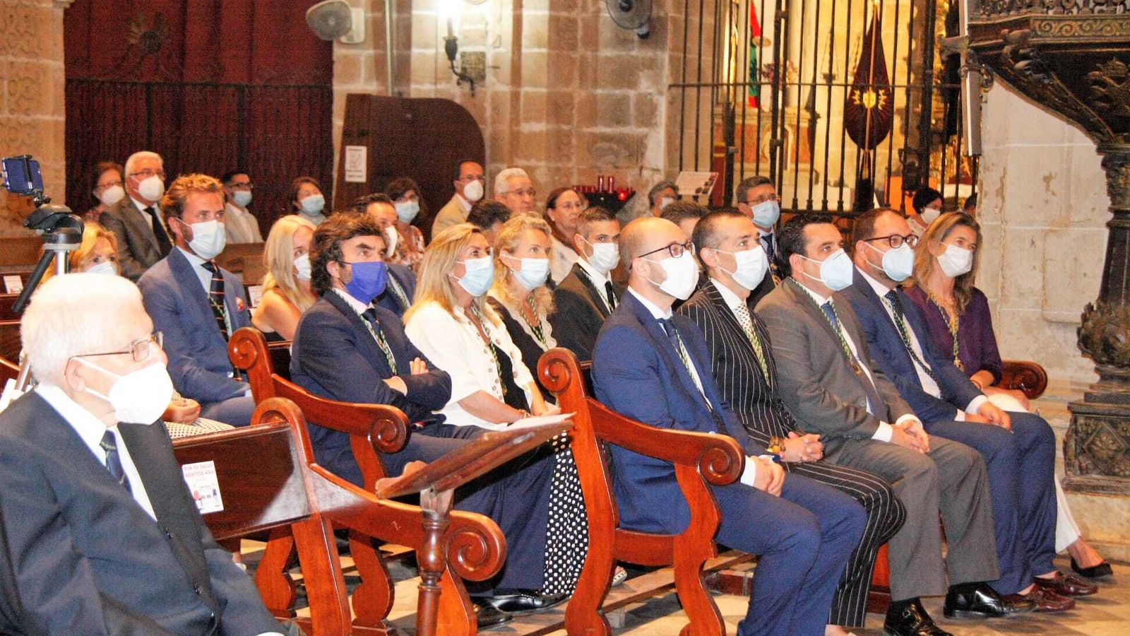 Equipo de Gobierno y miembros de la Corporación han estado presentes.