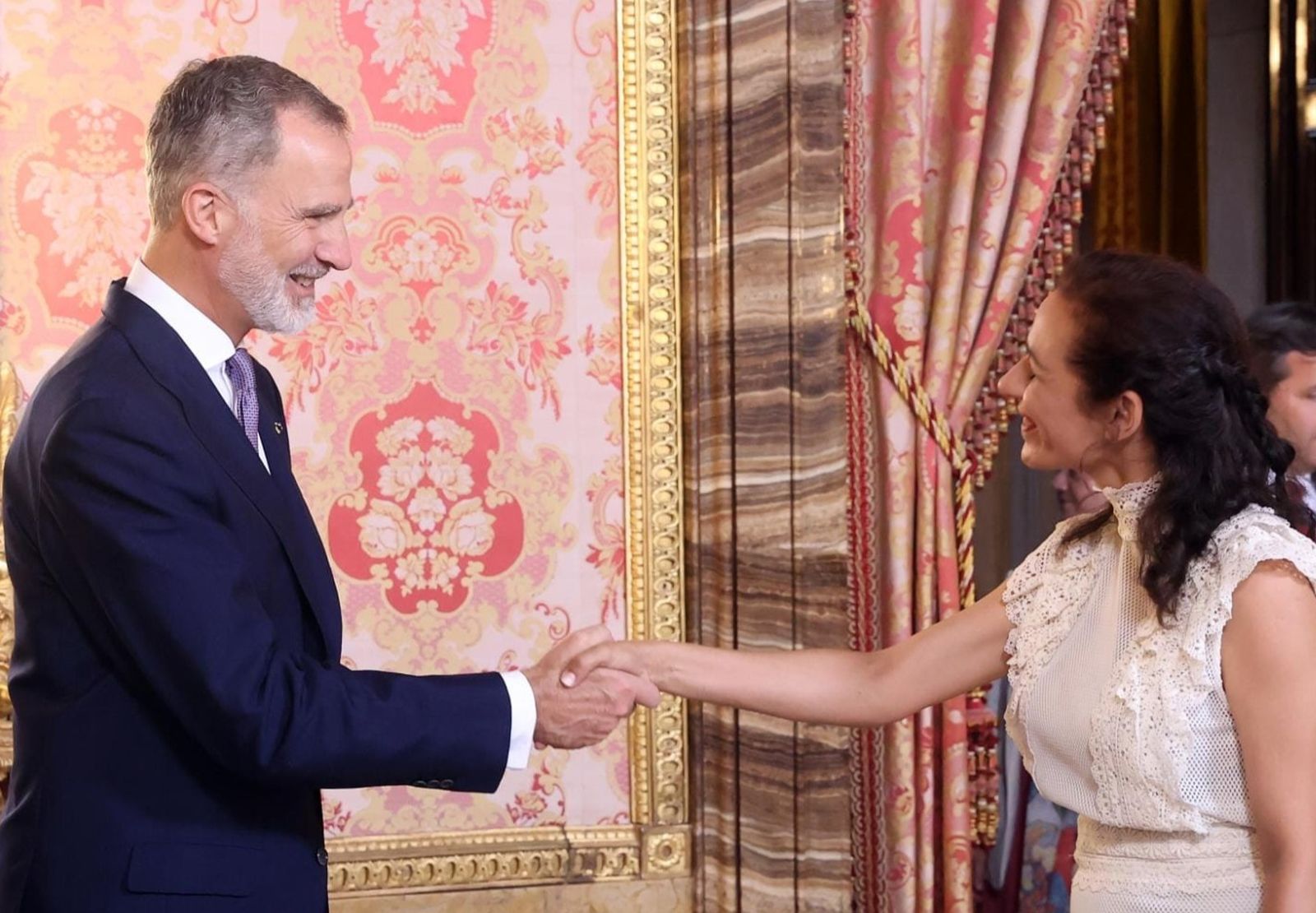 El Rey Felipe VI saludando a la bailaora almeriense Anabel Veloso.