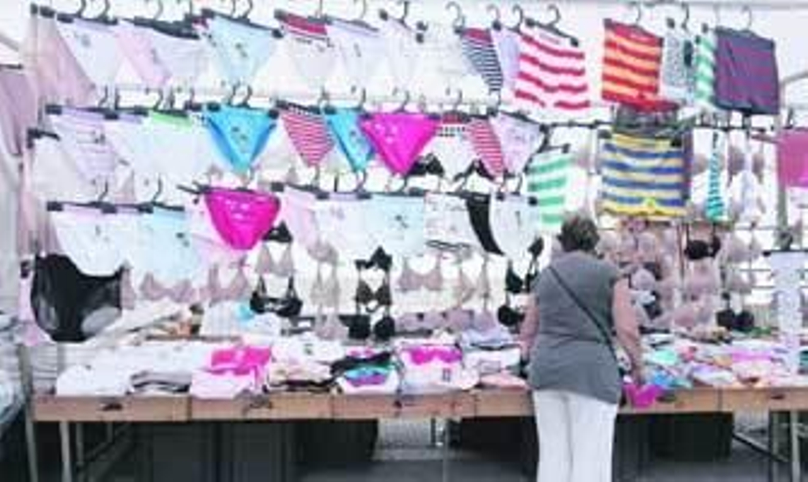 Los vendedores del Piojito piden poder abrir en agosto y los lunes festivos. /Lourdes de Vicente