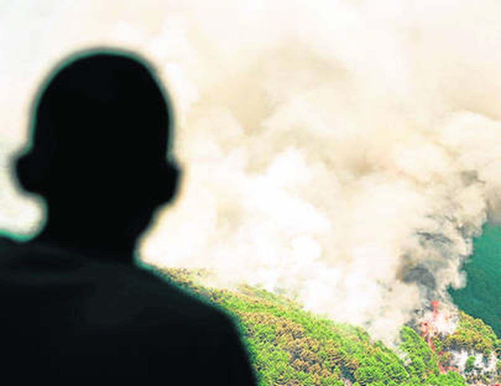 Un hombre observa ayer las llamas en Santa Cruz del Valle (Ávila).