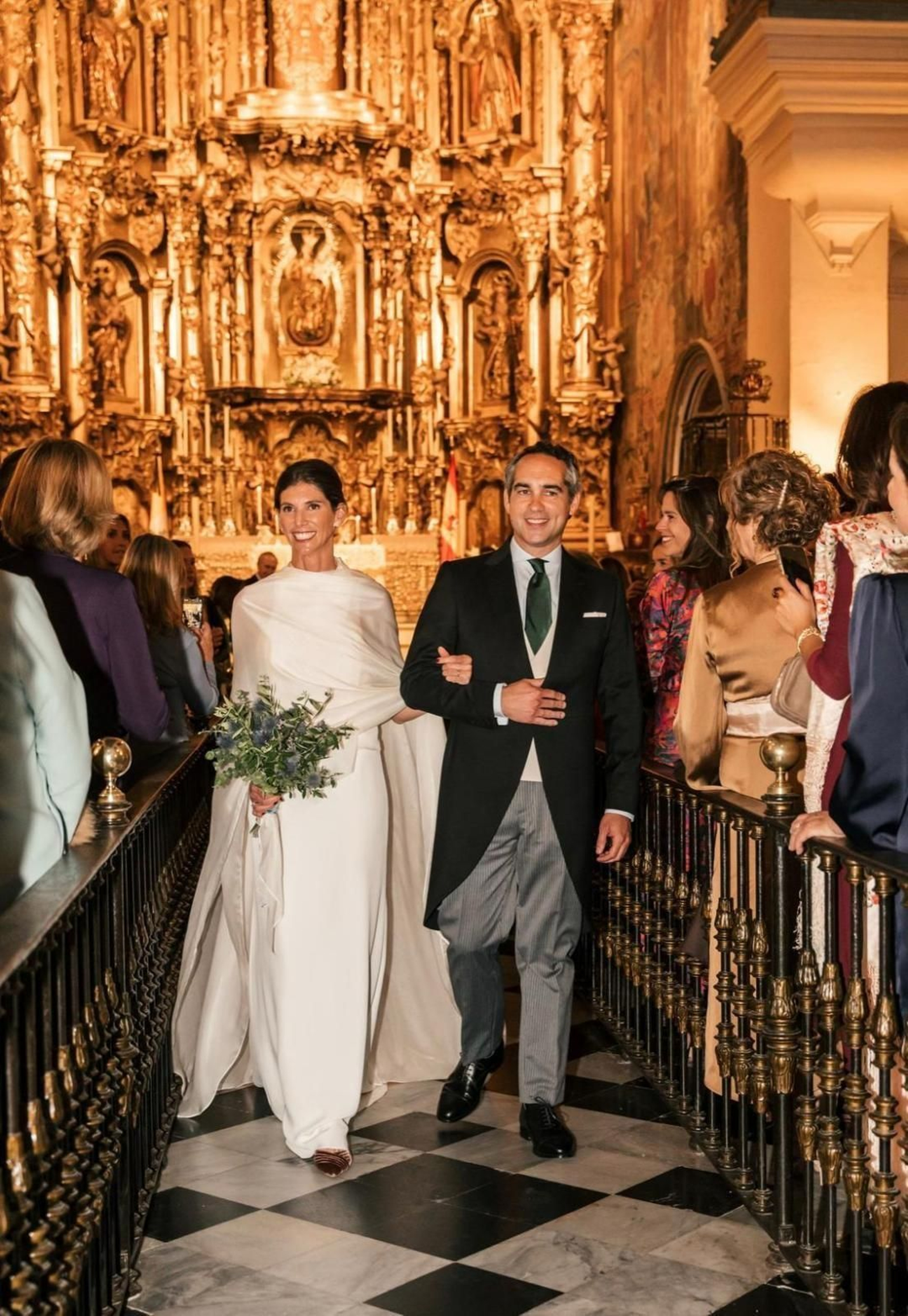 El nuevo matrimonio Carlota Reyna Barbadillo y Enrique Zurera Guerra, tras finalizar la ceremonia religiosa. El nuevo matrimonio Carlota Reyna Barbadillo y Enrique Zurera Guerra, tras finalizar la ceremonia religiosa.