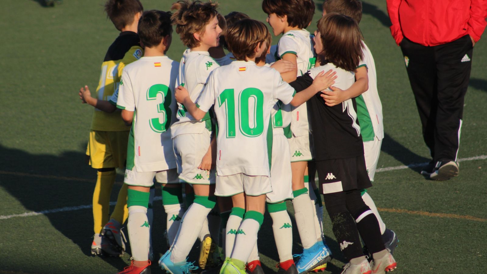 Los jugadores del Córdoba CF celebran su victoria en la categoría benjamín de primer año.