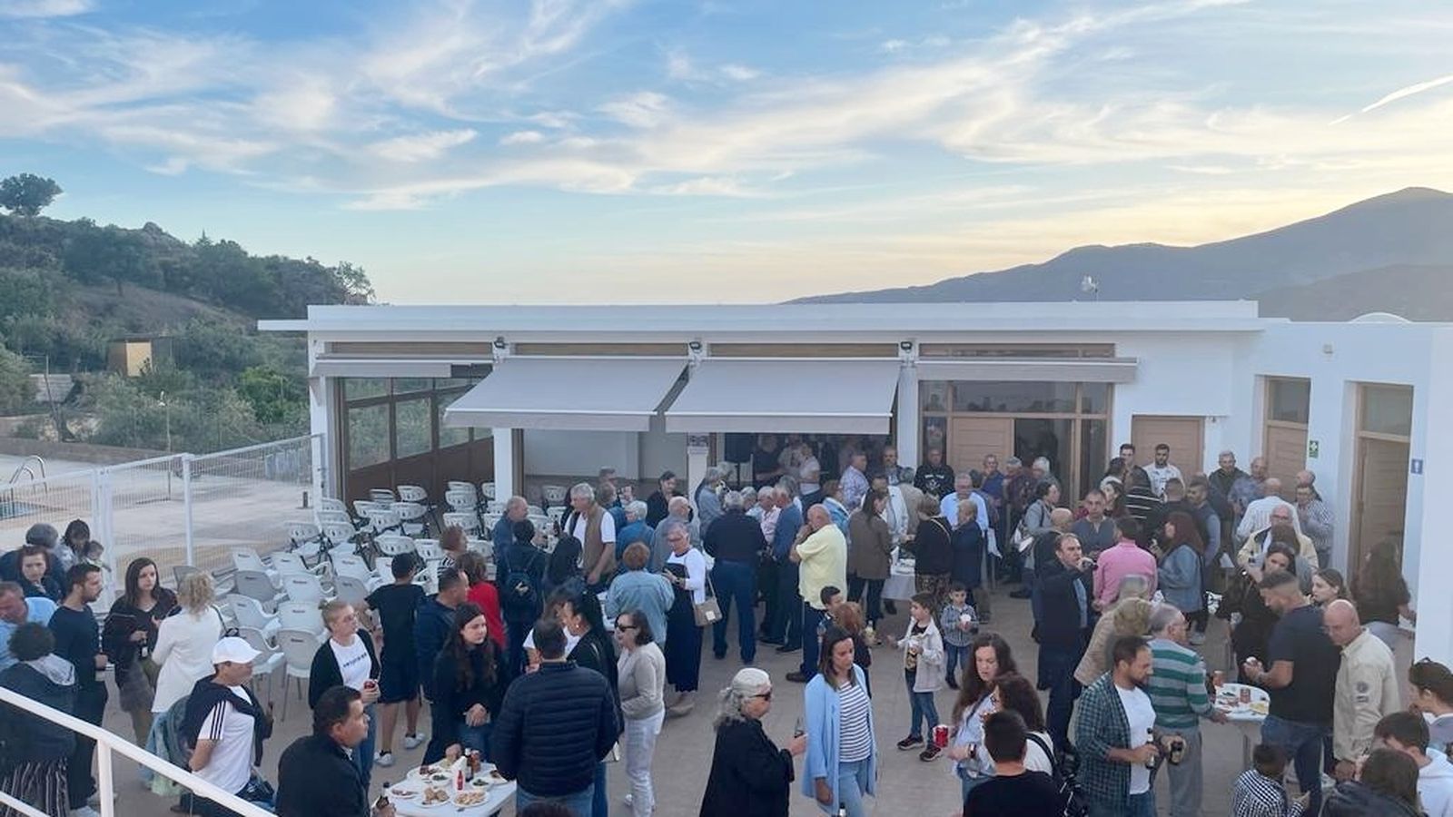 Presentación multitudinaria en la piscina municipal de Felix