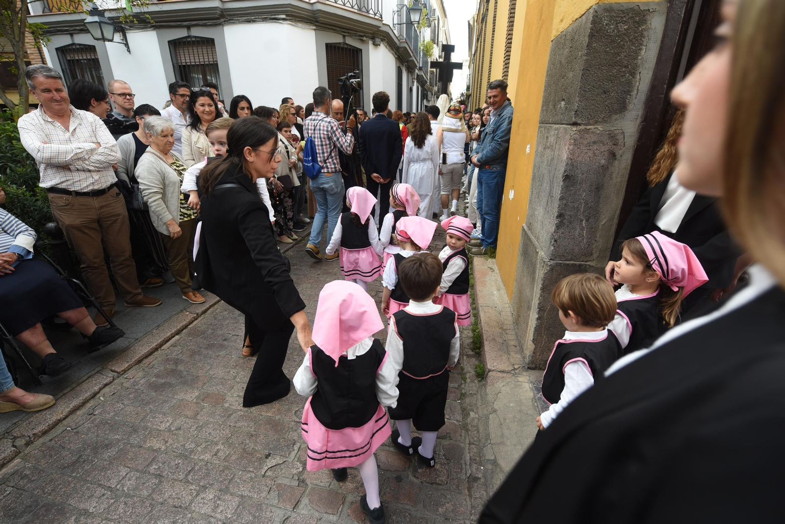 La procesión del colegio Divina Pastora de Córdoba con su Virgen, en imágenes