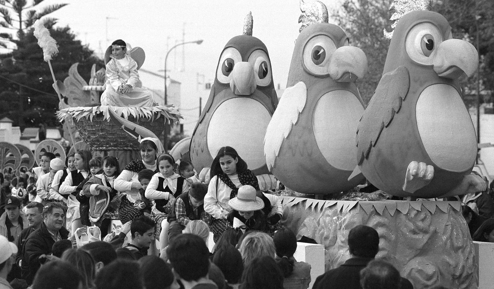 Una de las carrozas que acompañaba a los Reyes Magos en la Cabalgata de la Ilusión de San Fernando del año 2000