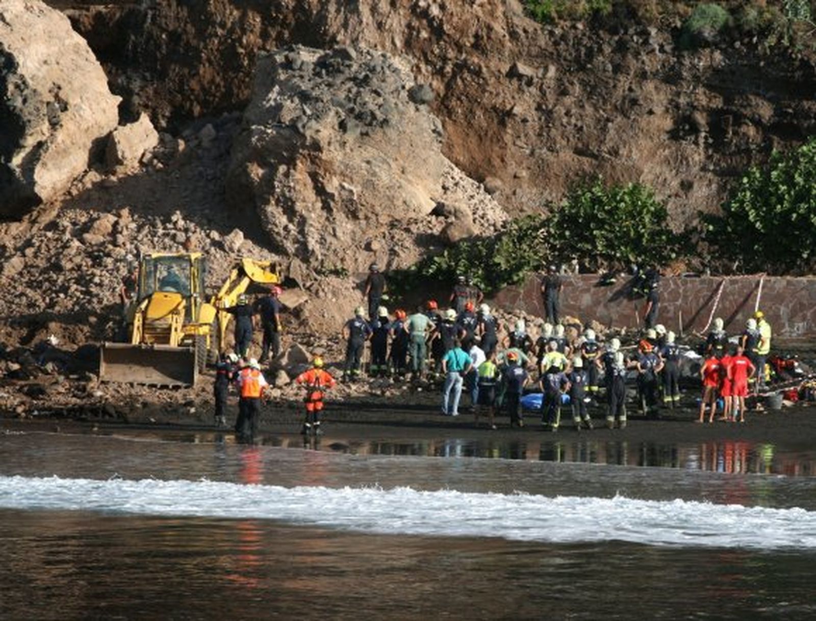 Un desprendimiento de rocas mata a dos personas en una playa de Tenerife