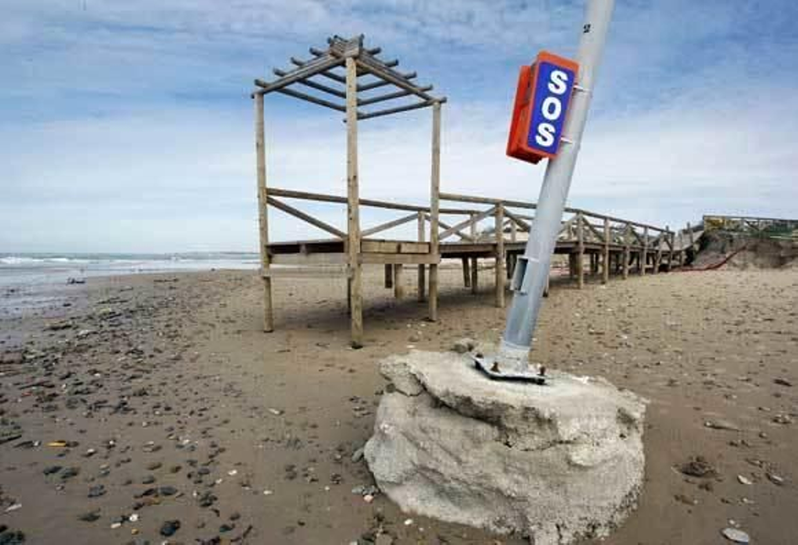 En la playa de Punta Candor, en Rota, la erosión provocada por los los embates de las mareas y los temporales han dejado al descubierto los postes de los teléfonos de emergencia.  Foto: Fito Carreto-Paco Periñán-Elias Pimentel